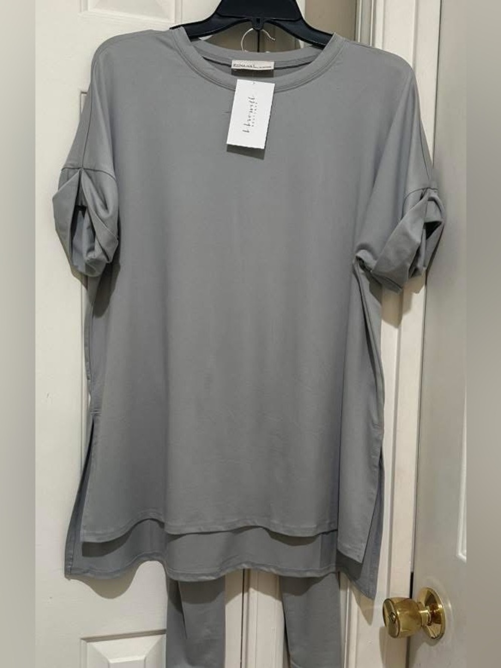 Zenana Outfitters Light Gray Short Sleeve Tunic Top with leggings.